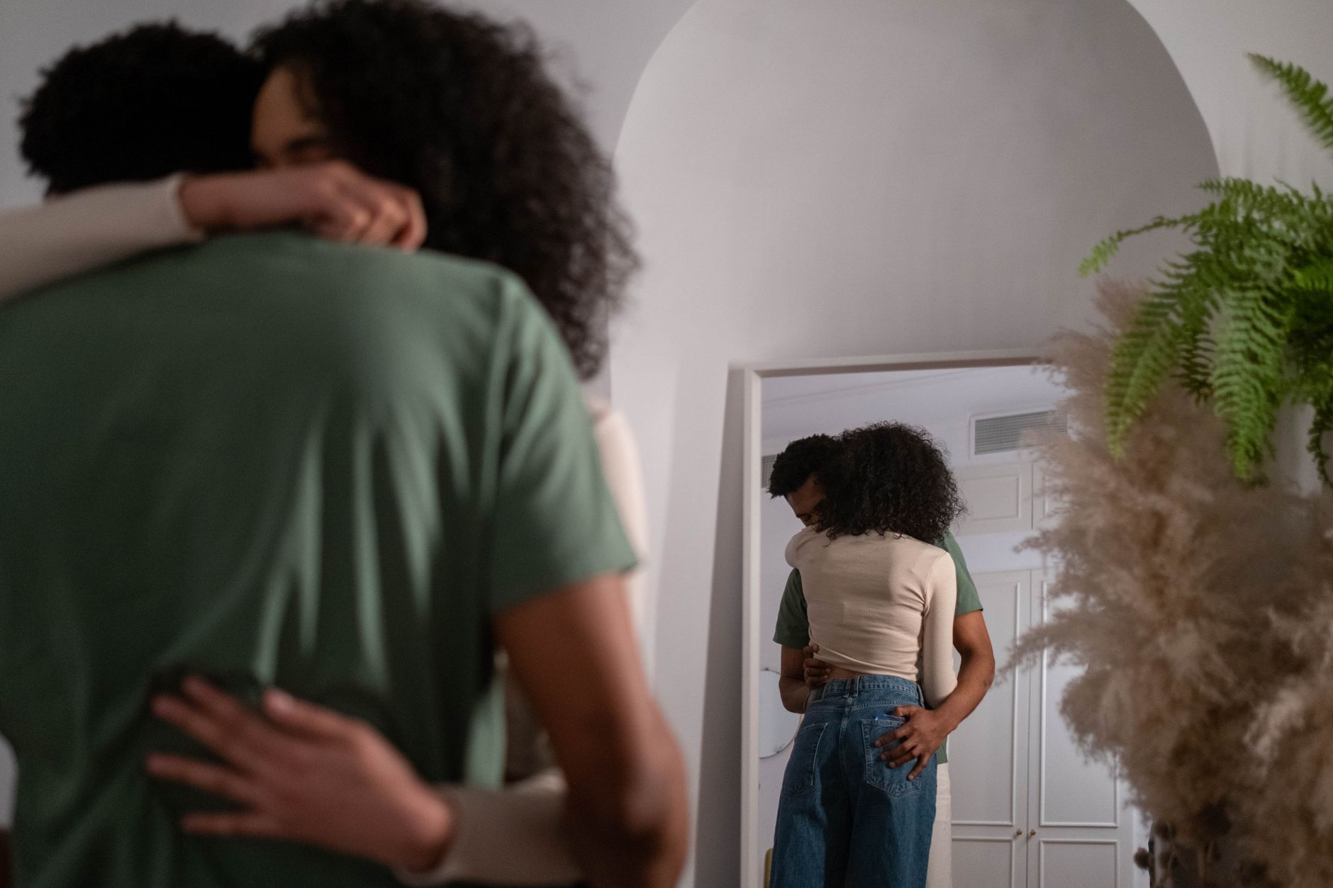 Stel omhelst elkaar in een warme kamer, weer verbinding na het oplossen van een conflict