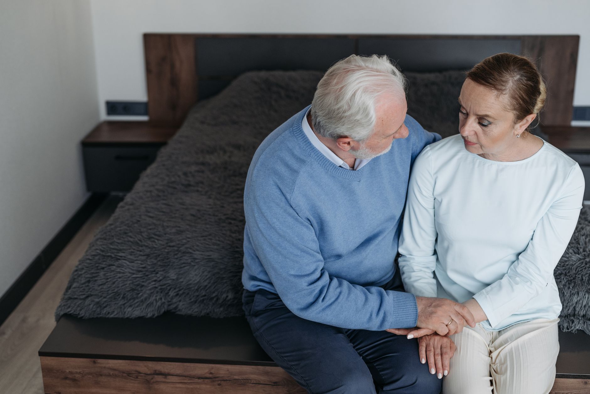 Liefdevol ouder worden samen: ouder stel houdt elkaars handen vast