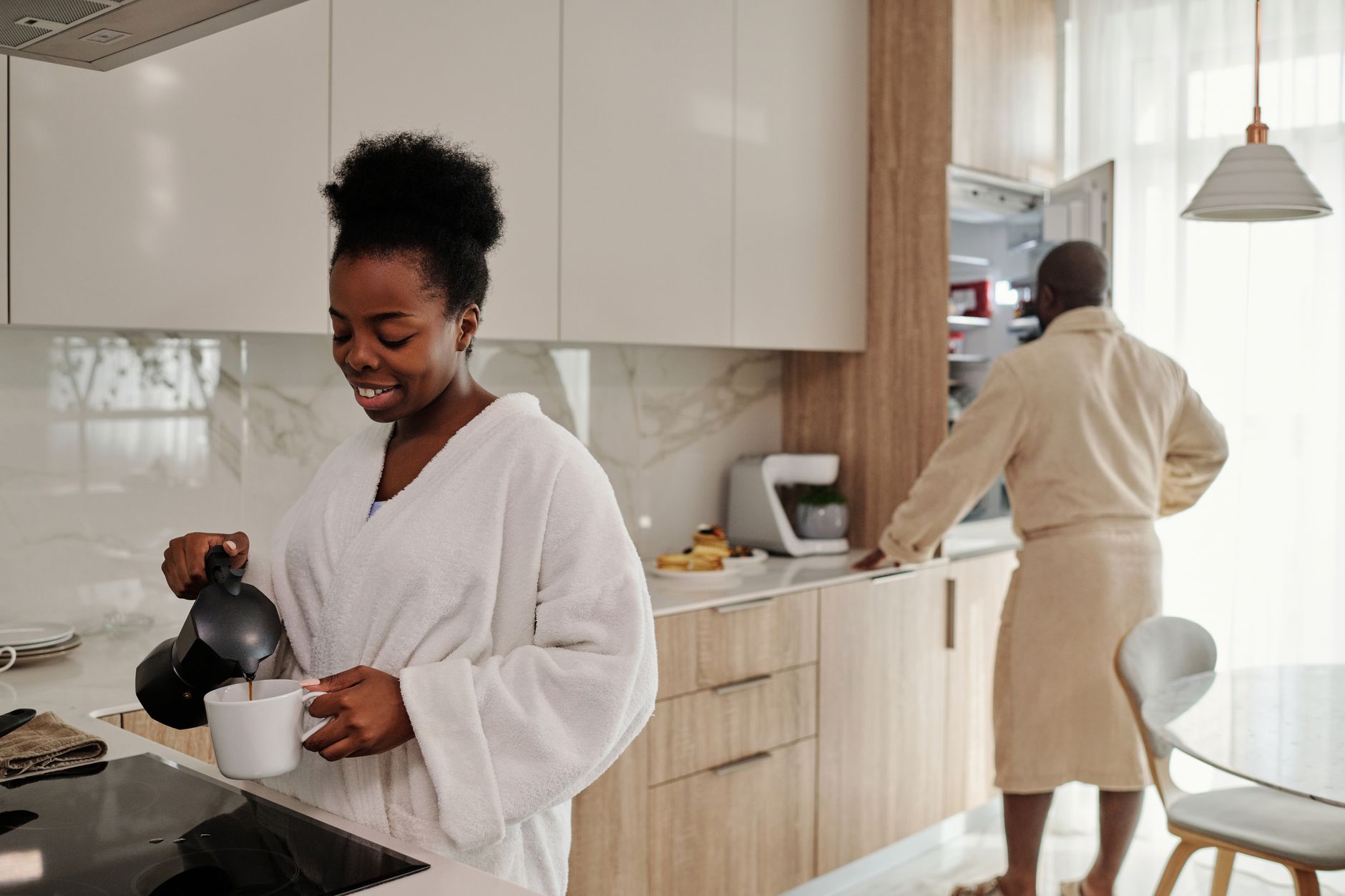 Liefdevolle gewoontes ontwikkelen: stel zet samen koffie in de keuken